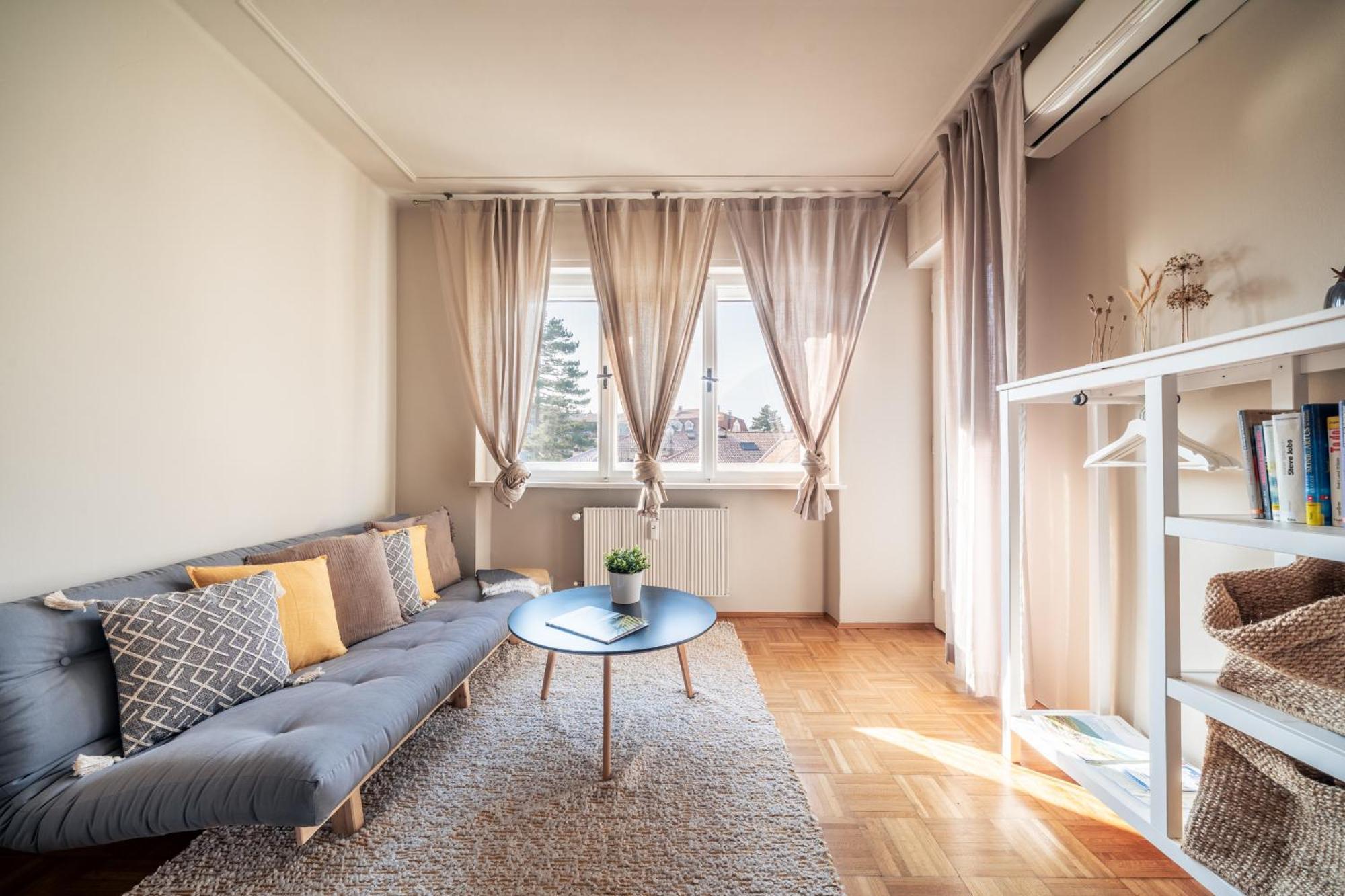 Domus Apartment